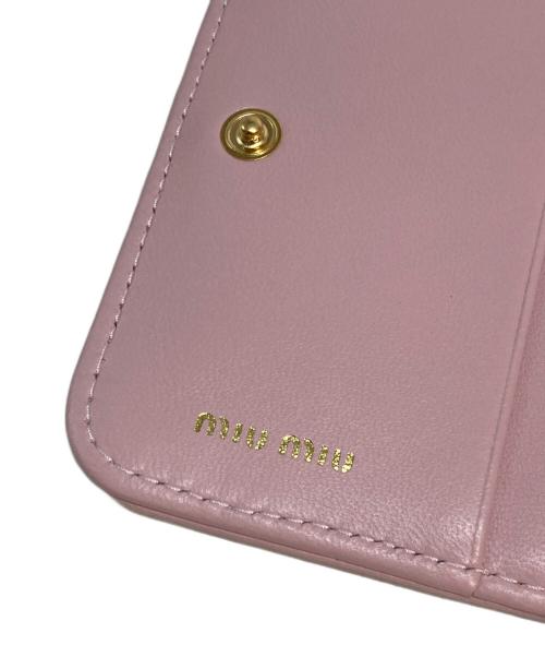 MIU MIU（ミュウミュウ）MIU MIU (ミュウミュウ) マテラッセ 2つ折り財布 ピンクの古着・服飾アイテム