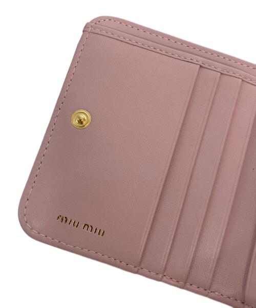 MIU MIU（ミュウミュウ）MIU MIU (ミュウミュウ) マテラッセ 2つ折り財布 ピンクの古着・服飾アイテム