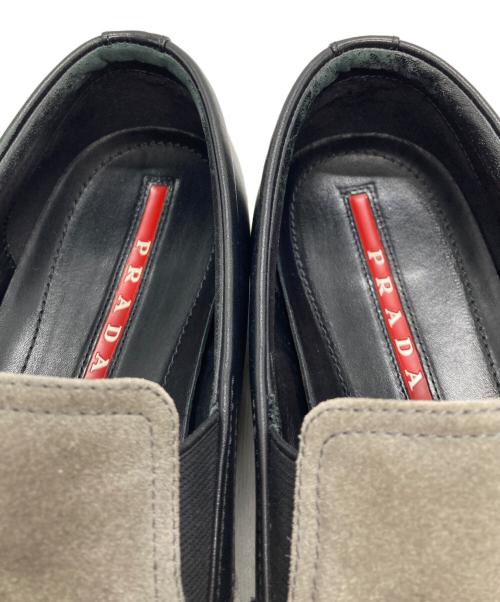 PRADA（プラダ）PRADA (プラダ) レザー切替スリッポン グレー×ブラック サイズ:8の古着・服飾アイテム