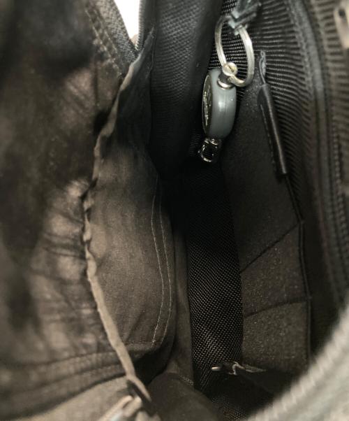 TUMI（トゥミ）TUMI (トゥミ) スモール・フラップ・ボディバッグ ブラックの古着・服飾アイテム