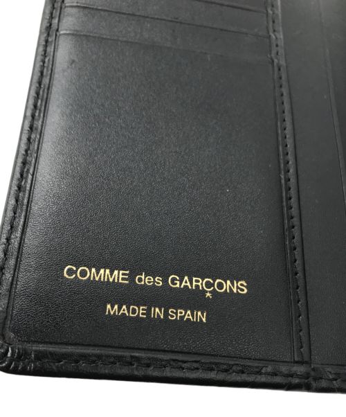 COMME des GARCONS（コムデギャルソン）COMME des GARCONS (コムデギャルソン) アルファベット型押し2つ折り財布 ブラックの古着・服飾アイテム