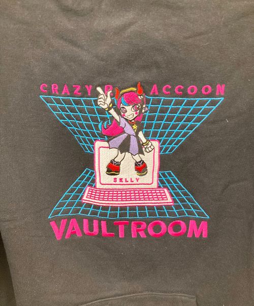 vault room（ボルトルーム）vault room (ボルトルーム) CRAZY RACCOON (クレイジーラクーン) SELLY hoodie ブラック サイズ:Lの古着・服飾アイテム