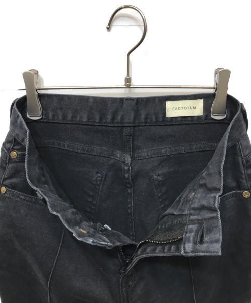 FACTOTUM（ファクトタム）FACTOTUM (ファクトタム) STUDIOUS (ステュディオス) 別注センタークリースストレートデニム グレー サイズ:S 未使用品の古着・服飾アイテム
