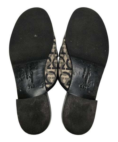 Salvatore Ferragamo（サルヴァトーレ フェラガモ）Salvatore Ferragamo (サルヴァトーレ フェラガモ) ガンチーニ ジャガードミュール ベージュ×ブラック サイズ:5 1/2の古着・服飾アイテム