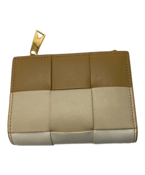 BOTTEGA VENETA（ボッテガベネタ）BOTTEGA VENETA (ボッテガベネタ) カセットスモール2つ折りウォレット ダークプラリネ/ライトバタースコッチ/シの古着・服飾アイテム