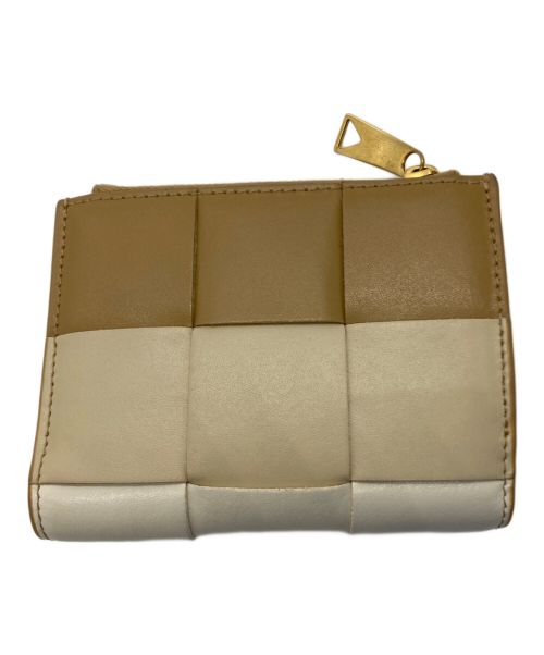 BOTTEGA VENETA（ボッテガベネタ）BOTTEGA VENETA (ボッテガベネタ) カセットスモール2つ折りウォレット ダークプラリネ/ライトバタースコッチ/シの古着・服飾アイテム