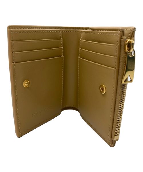 BOTTEGA VENETA（ボッテガベネタ）BOTTEGA VENETA (ボッテガベネタ) カセットスモール2つ折りウォレット ダークプラリネ/ライトバタースコッチ/シの古着・服飾アイテム