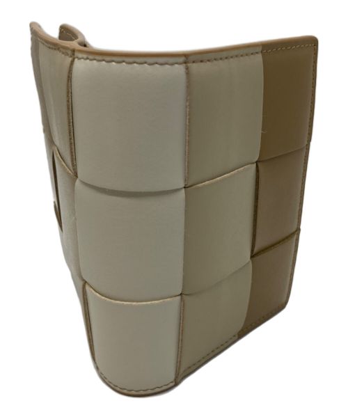 BOTTEGA VENETA（ボッテガベネタ）BOTTEGA VENETA (ボッテガベネタ) カセットスモール2つ折りウォレット ダークプラリネ/ライトバタースコッチ/シの古着・服飾アイテム