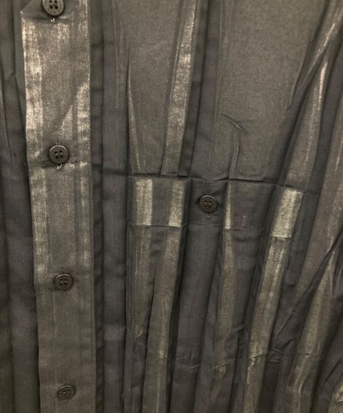 ISSEY MIYAKE MEN（イッセイミヤケメン）ISSEY MIYAKE MEN (イッセイミヤケメン) プリーツシワ加工オーバー箔プリントシャツ ブラック サイズ:3の古着・服飾アイテム