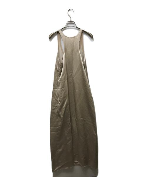 ETRE TOKYO（エトレトウキョウ）ETRE TOKYO (エトレトウキョウ) オーバルネックカットオフサテンワンピース ベージュ サイズ:Freeの古着・服飾アイテム