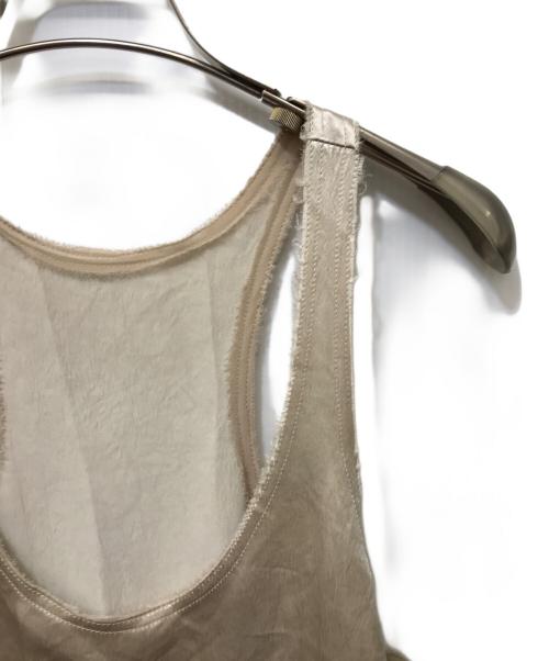 ETRE TOKYO（エトレトウキョウ）ETRE TOKYO (エトレトウキョウ) オーバルネックカットオフサテンワンピース ベージュ サイズ:Freeの古着・服飾アイテム