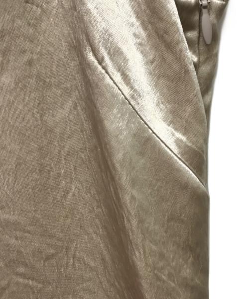 ETRE TOKYO（エトレトウキョウ）ETRE TOKYO (エトレトウキョウ) オーバルネックカットオフサテンワンピース ベージュ サイズ:Freeの古着・服飾アイテム