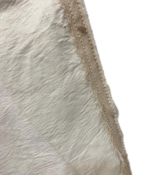 ETRE TOKYO（エトレトウキョウ）ETRE TOKYO (エトレトウキョウ) オーバルネックカットオフサテンワンピース ベージュ サイズ:Freeの古着・服飾アイテム