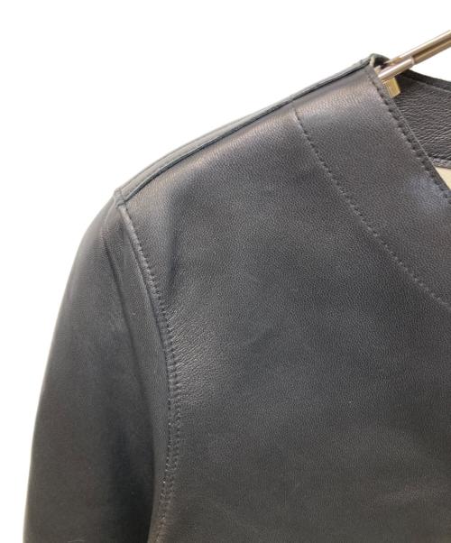 THE CLASSE DoCLASSE（ザクラス ドゥクラッセ）THE CLASSE DoCLASSE (ザクラス ドゥクラッセ) ラムナッパレザー・ノーカラージャケット ブラック×ベージュ サイズ:7の古着・服飾アイテム