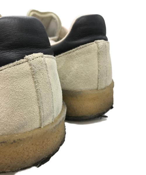 adidas（アディダス）adidas (アディダス) CLARKS (クラークス) KITH RONNIE FIEG (キスロニーフィグ) 8th Street Samba Kithmas ホワイト×ベージュ サイズ:28.5㎝の古着・服飾アイテム