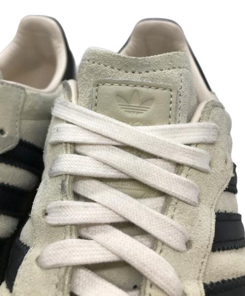 adidas（アディダス）adidas (アディダス) CLARKS (クラークス) KITH RONNIE FIEG (キスロニーフィグ) 8th Street Samba Kithmas ホワイト×ベージュ サイズ:28.5㎝の古着・服飾アイテム