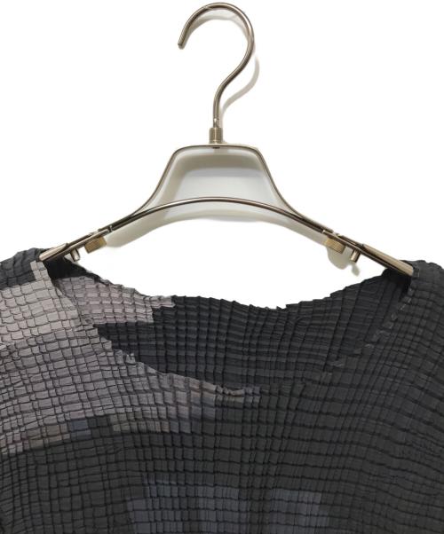 ISSEY MIYAKE（イッセイミヤケ）ISSEY MIYAKE (イッセイミヤケ) ストレッチプリーツ ボックスドットグラフィックTシャツ ブラック×グレー サイズ:2の古着・服飾アイテム