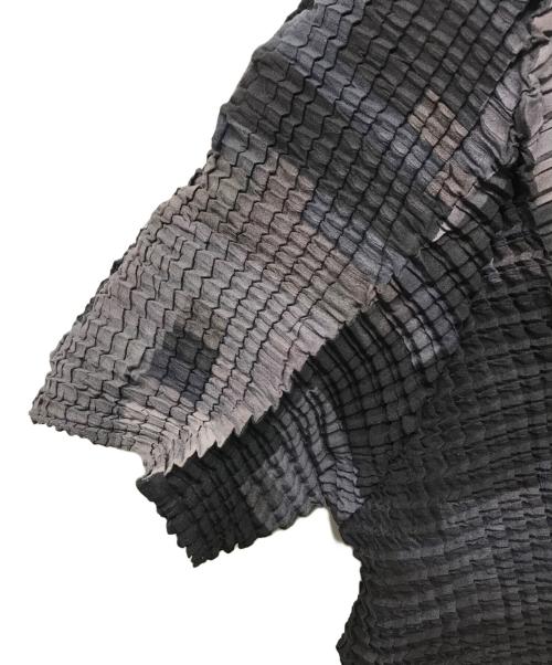 ISSEY MIYAKE（イッセイミヤケ）ISSEY MIYAKE (イッセイミヤケ) ストレッチプリーツ ボックスドットグラフィックTシャツ ブラック×グレー サイズ:2の古着・服飾アイテム
