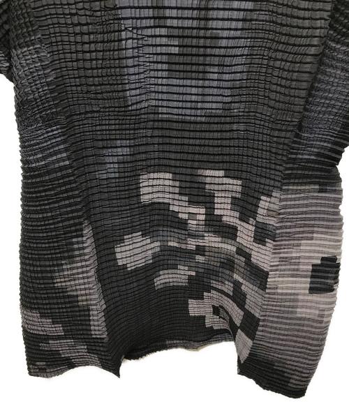 ISSEY MIYAKE（イッセイミヤケ）ISSEY MIYAKE (イッセイミヤケ) ストレッチプリーツ ボックスドットグラフィックTシャツ ブラック×グレー サイズ:2の古着・服飾アイテム