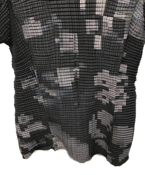 ISSEY MIYAKE（イッセイミヤケ）ISSEY MIYAKE (イッセイミヤケ) ストレッチプリーツ ボックスドットグラフィックTシャツ ブラック×グレー サイズ:2の古着・服飾アイテム