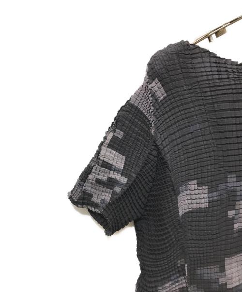 ISSEY MIYAKE（イッセイミヤケ）ISSEY MIYAKE (イッセイミヤケ) ストレッチプリーツ ボックスドットグラフィックTシャツ ブラック×グレー サイズ:2の古着・服飾アイテム