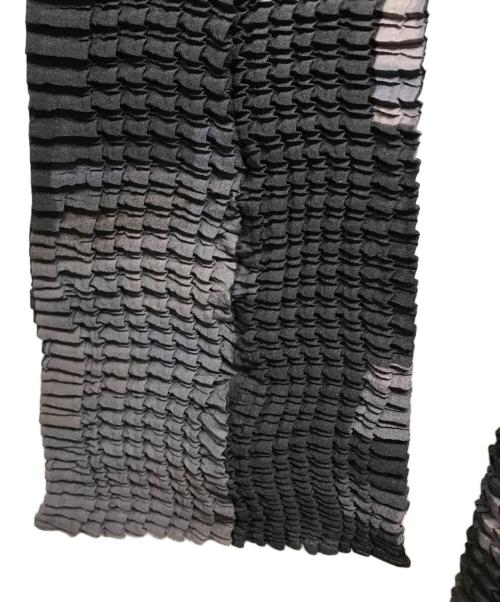 ISSEY MIYAKE（イッセイミヤケ）ISSEY MIYAKE (イッセイミヤケ) ストレッチプリーツ ボックスドットグラフィックシャツ ブラック×グレー サイズ:2の古着・服飾アイテム