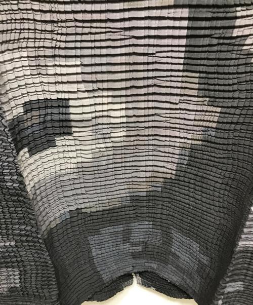 ISSEY MIYAKE（イッセイミヤケ）ISSEY MIYAKE (イッセイミヤケ) ストレッチプリーツ ボックスドットグラフィックシャツ ブラック×グレー サイズ:2の古着・服飾アイテム