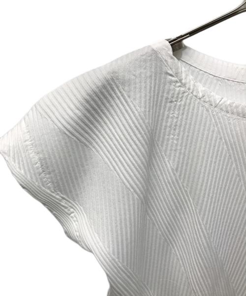 ISSEY MIYAKE（イッセイミヤケ）ISSEY MIYAKE (イッセイミヤケ) プリーツカットソー ホワイト サイズ:Mの古着・服飾アイテム