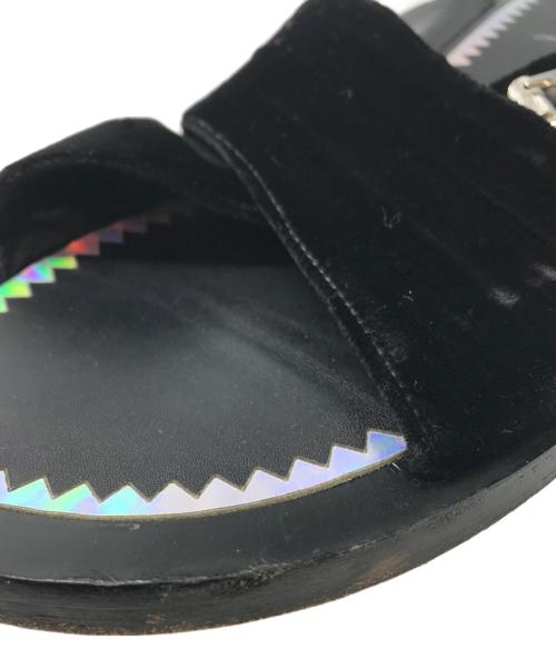 Christian Louboutin（クリスチャン・ルブタン）Christian Louboutin (クリスチャン・ルブタン) ベロアクロスストラップサンダル ブラック サイズ:43の古着・服飾アイテム