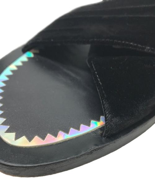 Christian Louboutin（クリスチャン・ルブタン）Christian Louboutin (クリスチャン・ルブタン) ベロアクロスストラップサンダル ブラック サイズ:43の古着・服飾アイテム