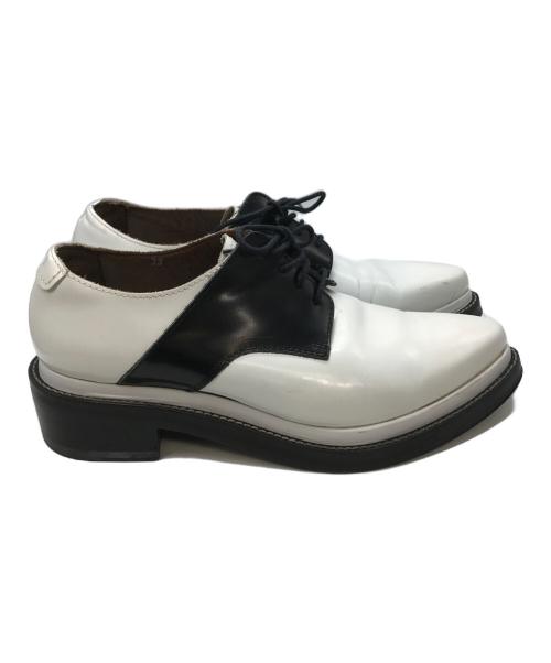 Acne studios（アクネ ストゥディオス）Acne studios (アクネ ストゥディオス) バイカラーパターンレザーシューズ ホワイト×ブラック サイズ:39の古着・服飾アイテム