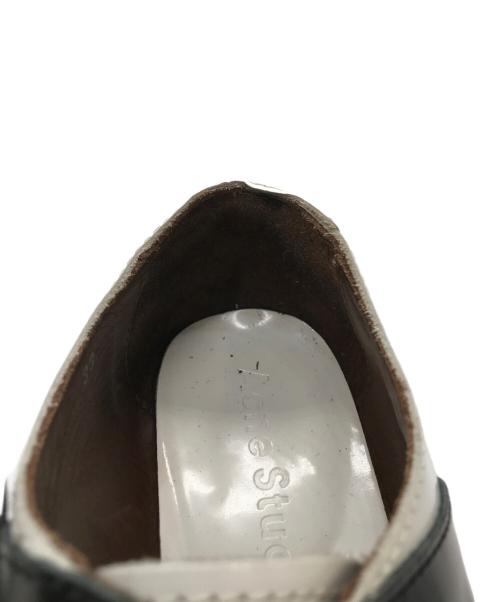 Acne studios（アクネ ストゥディオス）Acne studios (アクネ ストゥディオス) バイカラーパターンレザーシューズ ホワイト×ブラック サイズ:39の古着・服飾アイテム