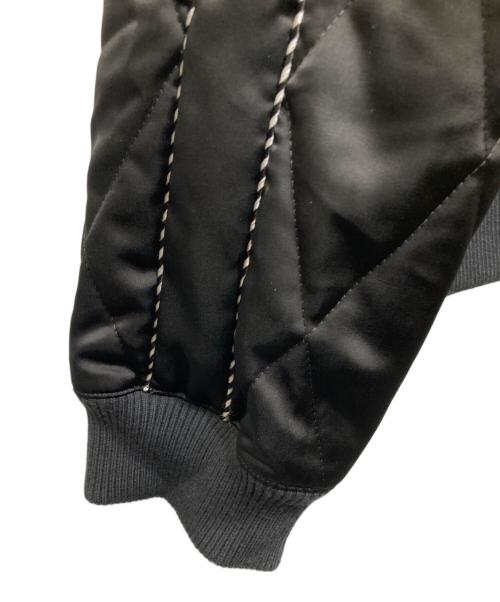 JohnUNDERCOVER（ジョンアンダーカバー）JohnUNDERCOVER (ジョンアンダーカバー) サイコ刺繍キルティングスカジャン ブラック サイズ:2の古着・服飾アイテム