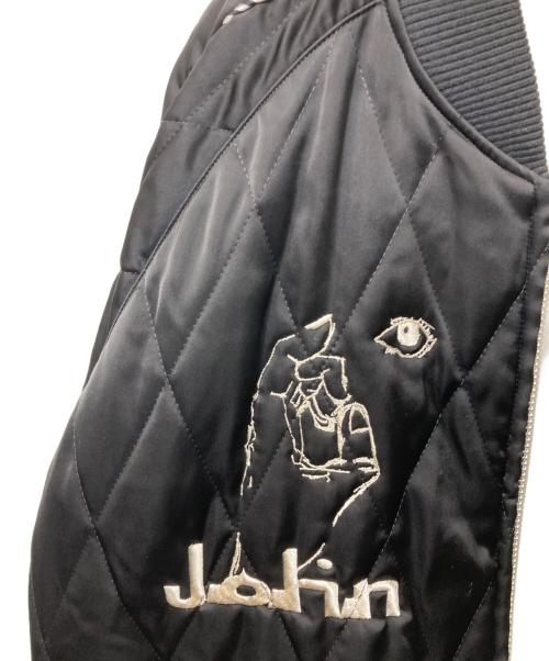 JohnUNDERCOVER（ジョンアンダーカバー）JohnUNDERCOVER (ジョンアンダーカバー) サイコ刺繍キルティングスカジャン ブラック サイズ:2の古着・服飾アイテム