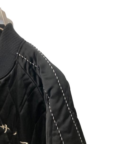 JohnUNDERCOVER（ジョンアンダーカバー）JohnUNDERCOVER (ジョンアンダーカバー) サイコ刺繍キルティングスカジャン ブラック サイズ:2の古着・服飾アイテム