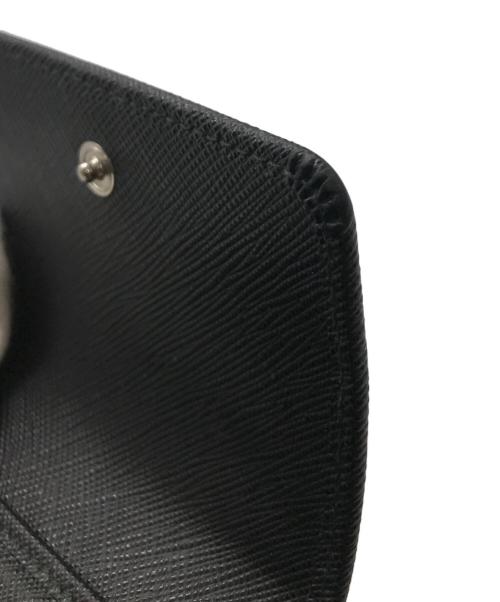 PRADA（プラダ）PRADA (プラダ) サフィアーノトライアングル 財布 ブラックの古着・服飾アイテム