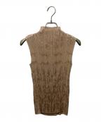 ISSEY MIYAKE WHITE LABELイッセイミヤケホワイトレーベル）の古着「ノースリーブプリーツカットソー」｜ベージュ