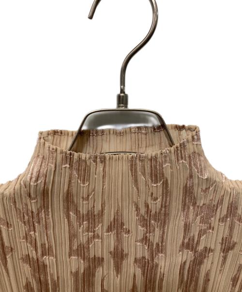 ISSEY MIYAKE WHITE LABEL（イッセイミヤケホワイトレーベル）ISSEY MIYAKE white label (イッセイミヤケホワイトレーベル) ノースリーブプリーツカットソー ベージュ サイズ:3の古着・服飾アイテム