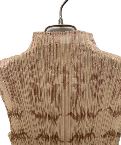 ISSEY MIYAKE WHITE LABEL（イッセイミヤケホワイトレーベル）ISSEY MIYAKE white label (イッセイミヤケホワイトレーベル) ノースリーブプリーツカットソー ベージュ サイズ:3の古着・服飾アイテム