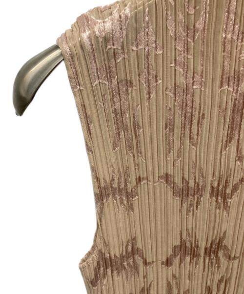 ISSEY MIYAKE WHITE LABEL（イッセイミヤケホワイトレーベル）ISSEY MIYAKE white label (イッセイミヤケホワイトレーベル) ノースリーブプリーツカットソー ベージュ サイズ:3の古着・服飾アイテム