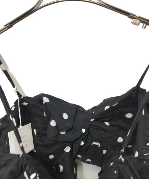 crinkle crinkle crinkle（クリンクル クリンクル クリンクル）CRINKLE CRINKLE CRINKLE (クリンクル クリンクル クリンクル) ドット フリルキャミ ブラック サイズ:Free 未使用品の古着・服飾アイテム