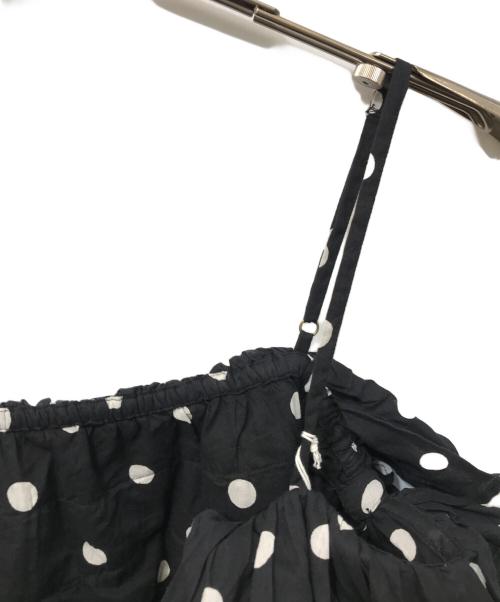 crinkle crinkle crinkle（クリンクル クリンクル クリンクル）CRINKLE CRINKLE CRINKLE (クリンクル クリンクル クリンクル) ドット フリルキャミ ブラック サイズ:Free 未使用品の古着・服飾アイテム