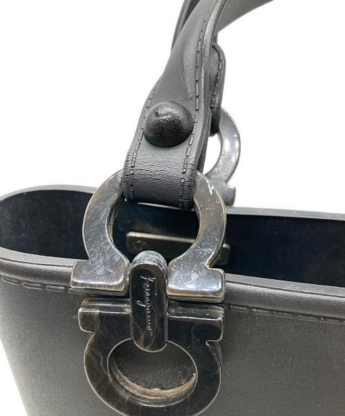 Salvatore Ferragamo（サルヴァトーレ フェラガモ）Salvatore Ferragamo (サルヴァトーレ フェラガモ) ラバーレザーハンドバッグ ブラックの古着・服飾アイテム