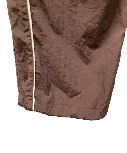 UMBRO（アンブロ）UMBRO (アンブロ) FREAK'S STORE (フリークストア) 別注ナイロンパンツ ブラウン×ベージュ サイズ:M 未使用品の古着・服飾アイテム