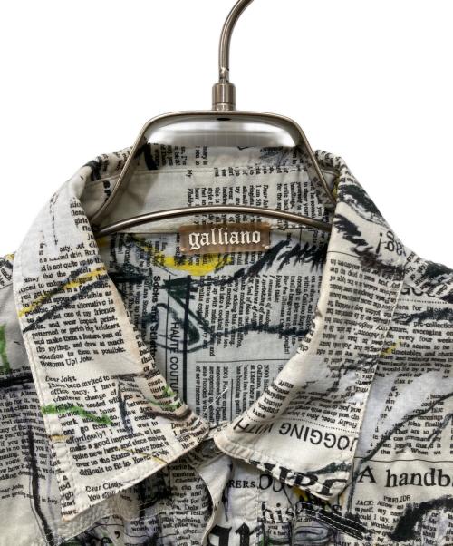 GALLIANO（ガリアーノ）GALLIANO (ガリアーノ) ニュースペーパー柄シャツ グレー サイズ:44の古着・服飾アイテム