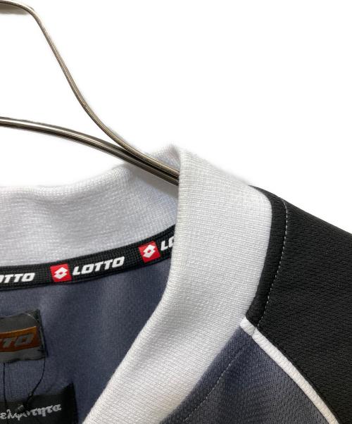 Diaspora Sketeboards（ディアスポラスケートボードズ）Diaspora Sketeboards (ディアスポラスケートボードズ) LOTTO (ロット) Lotto Scudetto Shirt グレー サイズ:Lの古着・服飾アイテム