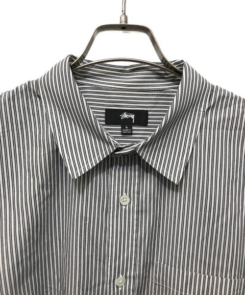 stussy（ステューシー）stussy (ステューシー) BOXY SS SHIRT 8 BALL STRIPE ホワイト×グレー サイズ:Lの古着・服飾アイテム