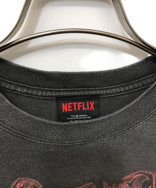JUN（ジュン）JUN (ジュン) NETFLIX (ネットフリックス) 「地面師たち」Original Graphic SS T-Shirt グレー サイズ:Lの古着・服飾アイテム