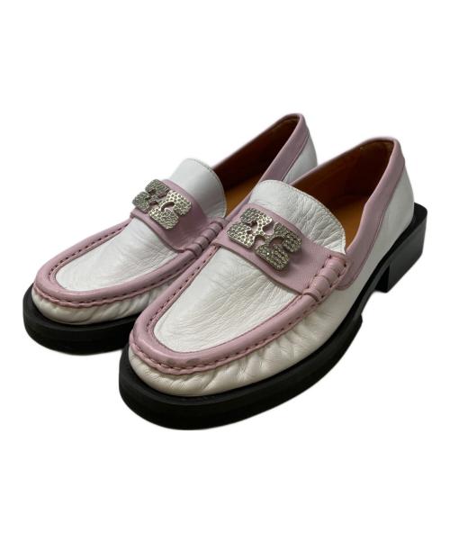 GANNI（ガニー）Ganni (ガニー) スタッズロゴ付ローファー ホワイト×ピンク サイズ:38の古着・服飾アイテム