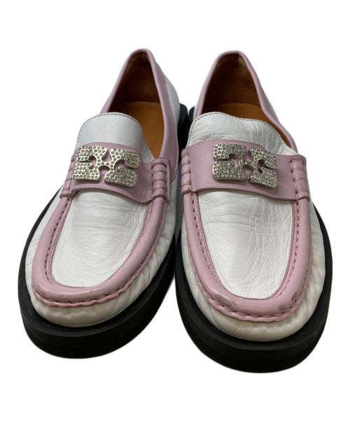 GANNI（ガニー）Ganni (ガニー) スタッズロゴ付ローファー ホワイト×ピンク サイズ:38の古着・服飾アイテム